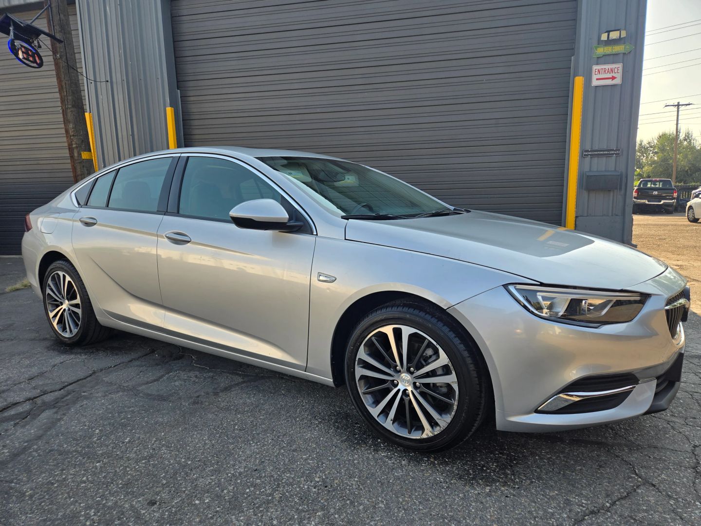 buick regal sportback 2018 W04GP6SX9J1121686 image buick regal sportback 2018 W04GP6SX9J1121686 image
